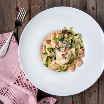 LAZACOS-KAPROS CUKKINITÉSZTA – kókusztejszínnel