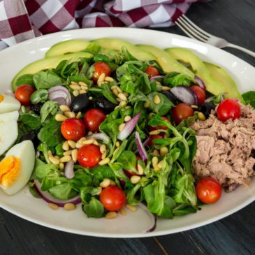 Avokádós tonhalsaláta – fekete olívával és madársalátával