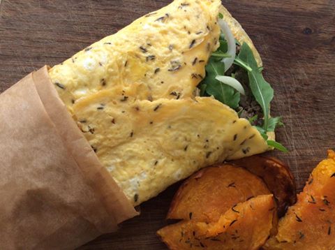 Tojás-tortilla májkrémmel-hagymával-rukkolával töltve