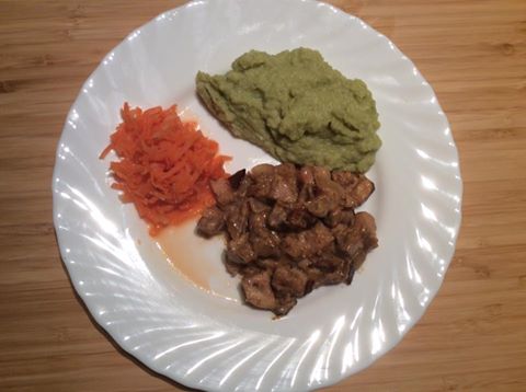 Wasabis pagodakarfiolpüré, hagymás-kókusztejes csirkecomb-filé és fermentált zöldség