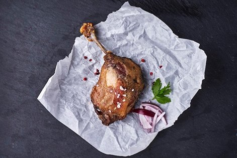 Ropogós kacsacomb sült főzőbanánnal és cukkinival, vegyes zöldsalátával