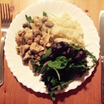 Hagymás-gombás-kelbimbós-mustáros-kókusztejes csirkemell, hűtött rizs és sok-sok kevert zöldsaláta