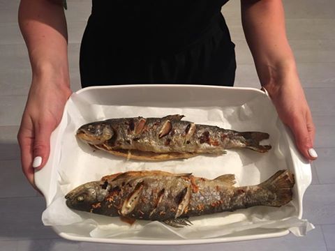 Pisztráng fokhagymával, sóval, rozmaringgal fűszerezve