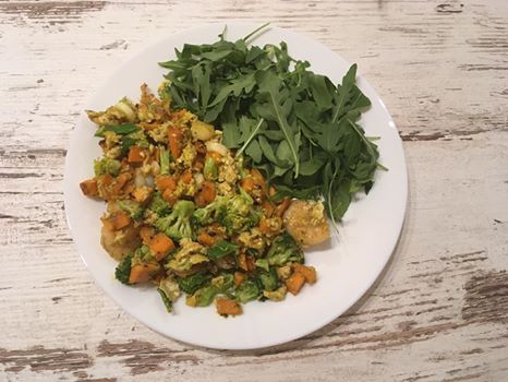 Édesburgonya, brokkoli, hagyma minimális kókuszzsíron