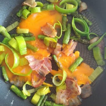 Bacon-csíkokban megforgatott friss spárga és póréhagyma