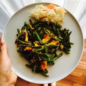 Zsenge zöldbab tisztított vajon megpirítva