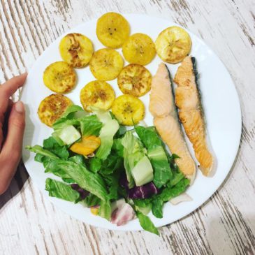 Kókuszzsíron megpirított főzőbanán, lazac és egy kis zöld