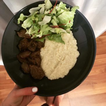 Zuzapörkölt (liba) kölessel és egy kis zöld