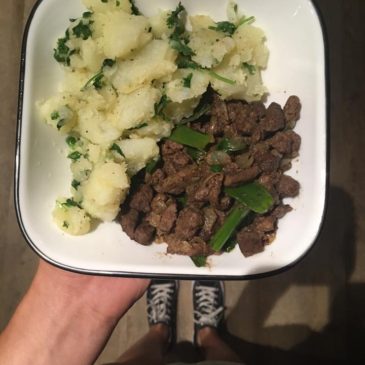 Ebéd/vacsora alternatíva: főtt burgonya friss korianderrel, resztelt májjal