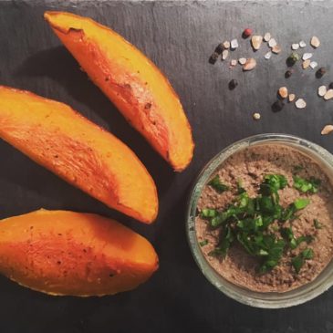 Sütőben sült sütőtökre kent házi májpástétom