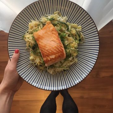 Zöldséges-kókusztejszínes rizstészta, friss lazaccal