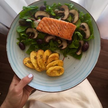 Sült lacaz főzőbanánnal, salátával